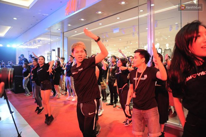 Dàn nhân viên H&M quẩy cực sung trong ngày khai trương tại Hà Nội - Ảnh 3.