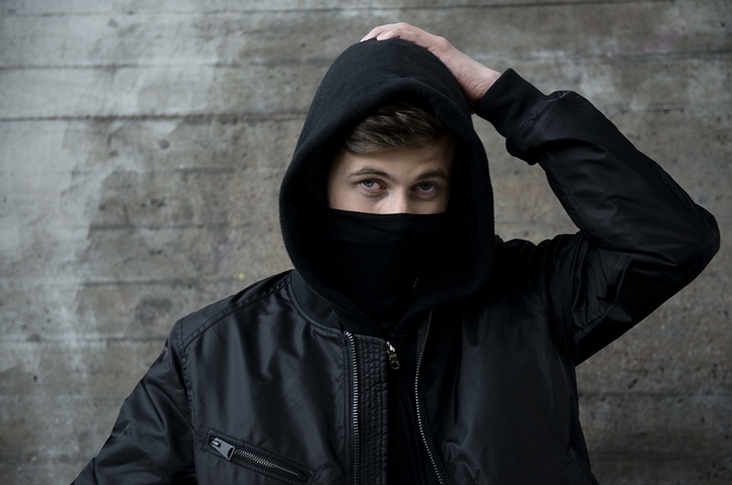 DJ Faded Alan Walker cởi bỏ mặt nạ trong dịp hiếm hoi khi xuất hiện tại sân bay Nội Bài - Ảnh 3.