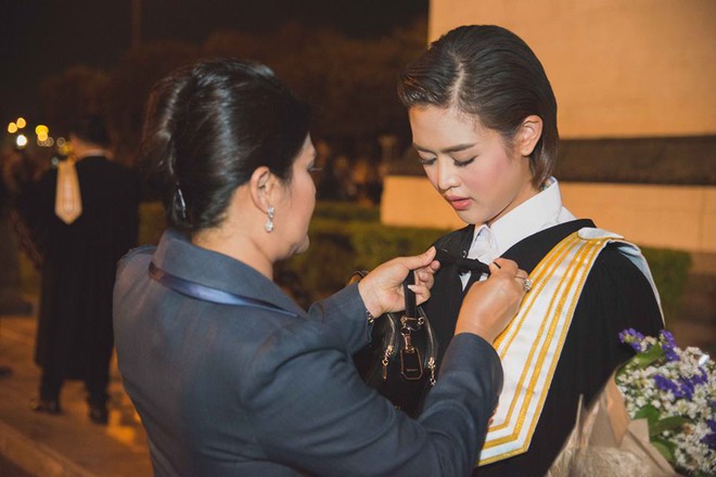 Nữ ph&oacute;ng vi&ecirc;n Th&aacute;i Lan đẹp h&uacute;t mắt ở SEA Games 29 - Ảnh 5.