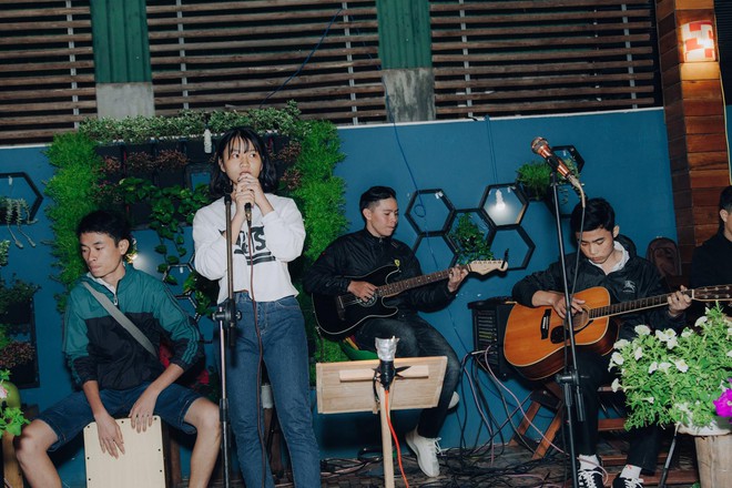 10X T&acirc;y Nguy&ecirc;n đốn tim d&acirc;n mạng bằng loạt clip tự đệm guitar khoe giọng h&aacute;t ngọt lịm - Ảnh 13.