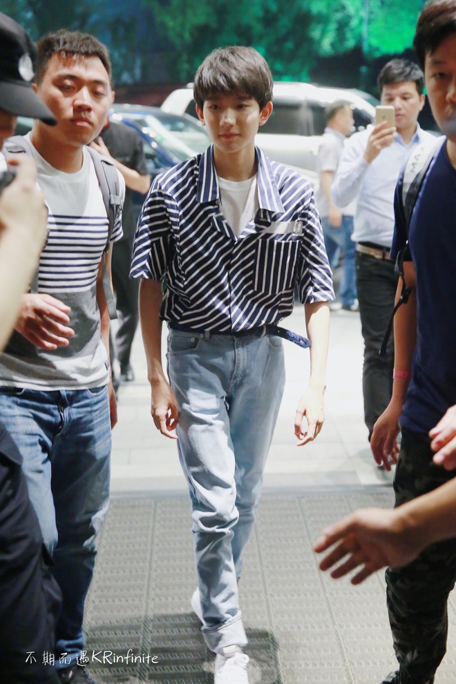 TFBoys, 3 ch&agrave;ng thiếu ni&ecirc;n ng&acirc;y thơ ng&agrave;y n&agrave;o giờ đ&atilde; trở th&agrave;nh bộ 3 mỹ nam s&agrave;nh điệu mặc chất - Ảnh 17.