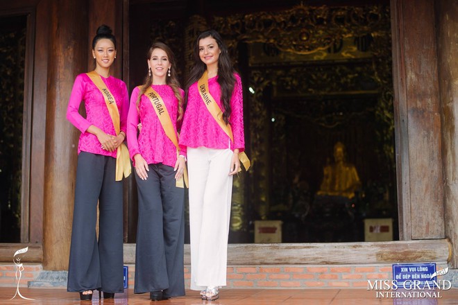 Thí sinh Miss Grand International 2017 diện áo bà ba đi vãn cảnh chùa - Ảnh 5.