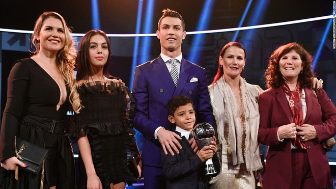 Mẹ Ronaldo phản đối con trai rời Real - Ảnh 1.