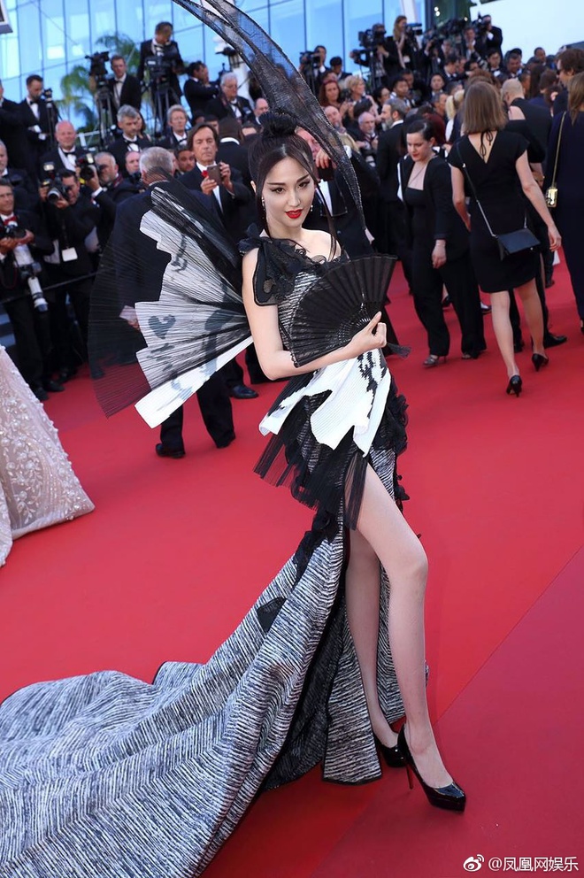 Đến hẹn lại lên, Cannes chứng kiến hình ảnh mỹ nhân Cbiz ăn mặc khó hiểu trên thảm đỏ - Ảnh 1.