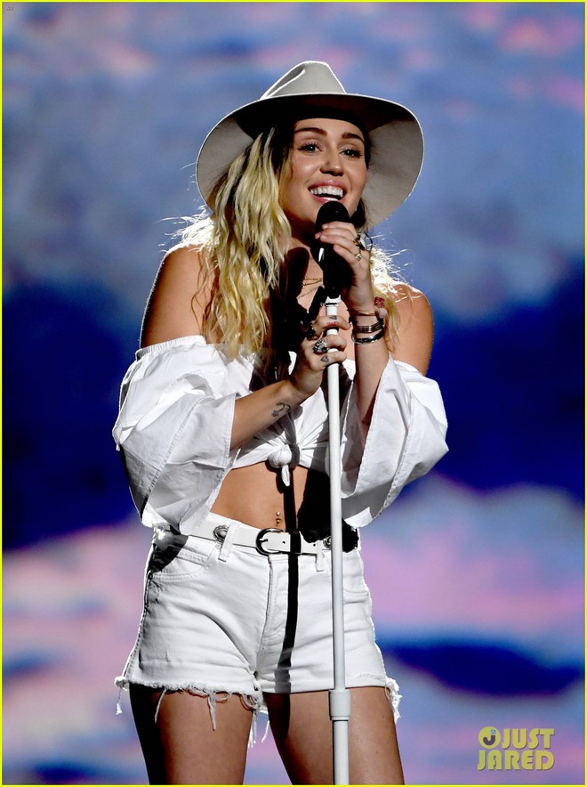 Miley rơm rớm nước mắt hát về Liam trên sân khấu Billboard Music Awards 2017 - Ảnh 2.