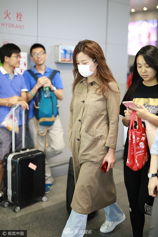 Kh&ocirc;ng thể nhận ra đại gia showbiz Triệu Vy v&igrave; phong c&aacute;ch xuề x&ograve;a ở s&acirc;n bay - Ảnh 5.