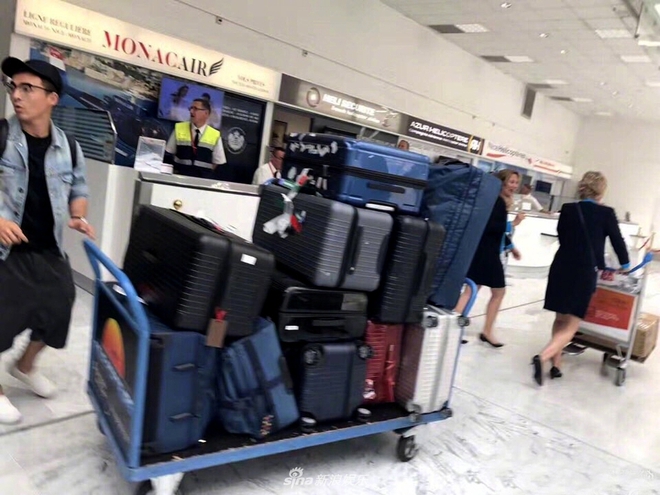 Mang 11 chiếc vali tới Cannes, bảo sao Phạm Băng Băng luôn biến hóa đa dạng trên thảm đỏ - Ảnh 1.
