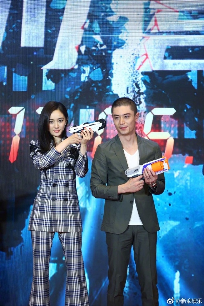 Mặc scandal ly dị, &eacute;p cưới, Dương Mịch - Hoắc Kiến Hoa xuất hiện th&acirc;n mật b&ecirc;n nhau tại sự kiện - Ảnh 7.