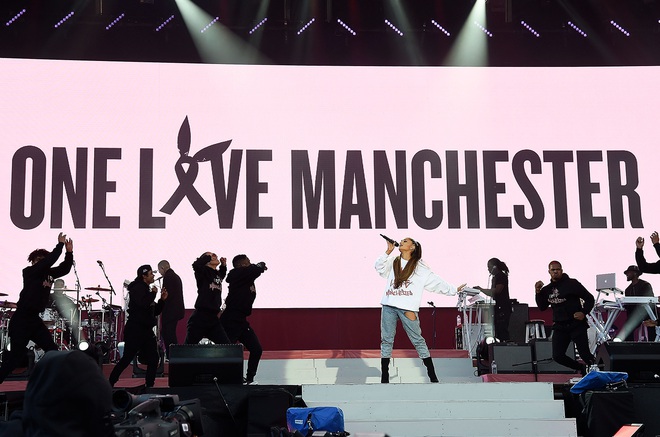 Clip: Ariana, Miley, Justin, Coldplay hòa giọng trong concert tưởng nhớ các nạn nhân vụ đánh bom Manchester - Ảnh 1.