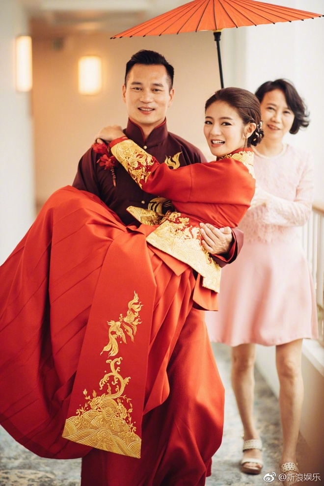 Đám cưới hot nhất Cbiz: An Dĩ Hiên cùng đại gia Macau trao nhau nụ hôn, Trần Kiều Ân bắt được hoa cưới - Ảnh 8.