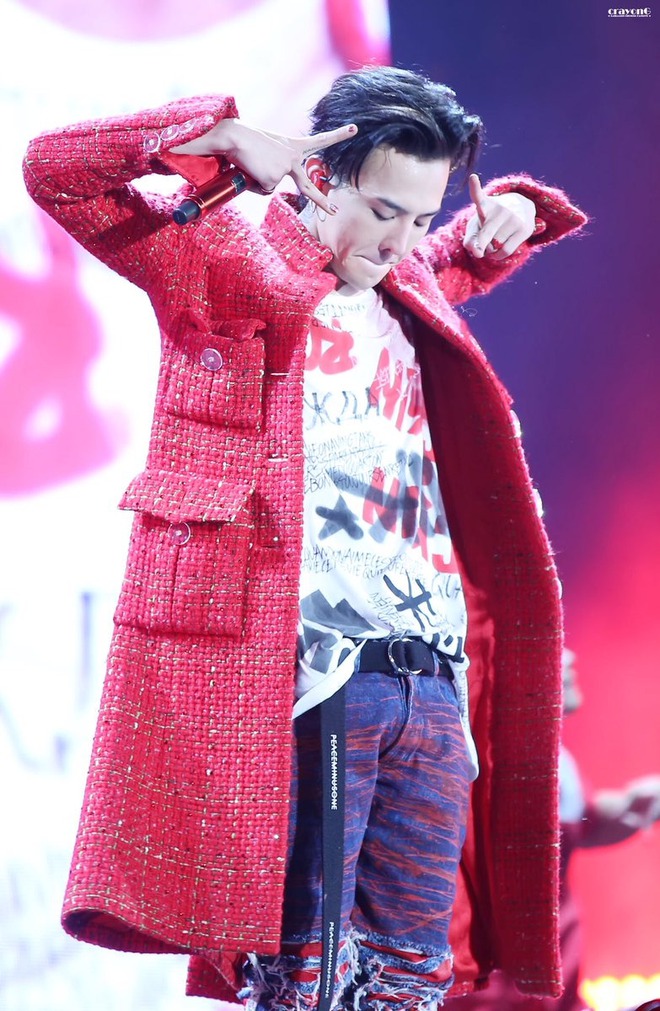 Loạt ảnh siêu ảo từ concert G-Dragon: Lúc chất phát ngất, lúc cười tít mắt, áo trễ hở ti - Ảnh 4.