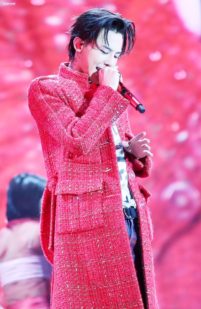 Loạt ảnh siêu ảo từ concert G-Dragon: Lúc chất phát ngất, lúc cười tít mắt, áo trễ hở ti - Ảnh 6.