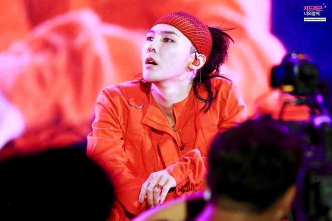 Loạt ảnh siêu ảo từ concert G-Dragon: Lúc chất phát ngất, lúc cười tít mắt, áo trễ hở ti - Ảnh 13.