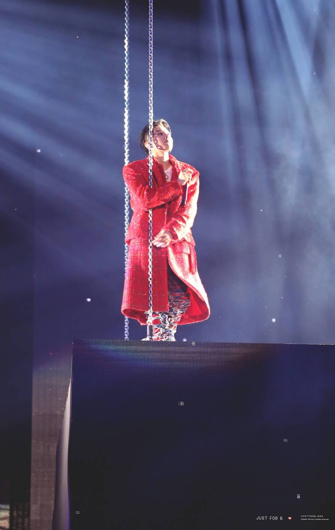 Loạt ảnh siêu ảo từ concert G-Dragon: Lúc chất phát ngất, lúc cười tít mắt, áo trễ hở ti - Ảnh 40.