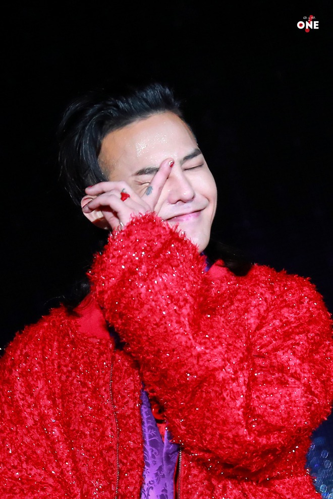Loạt ảnh siêu ảo từ concert G-Dragon: Lúc chất phát ngất, lúc cười tít mắt, áo trễ hở ti - Ảnh 32.