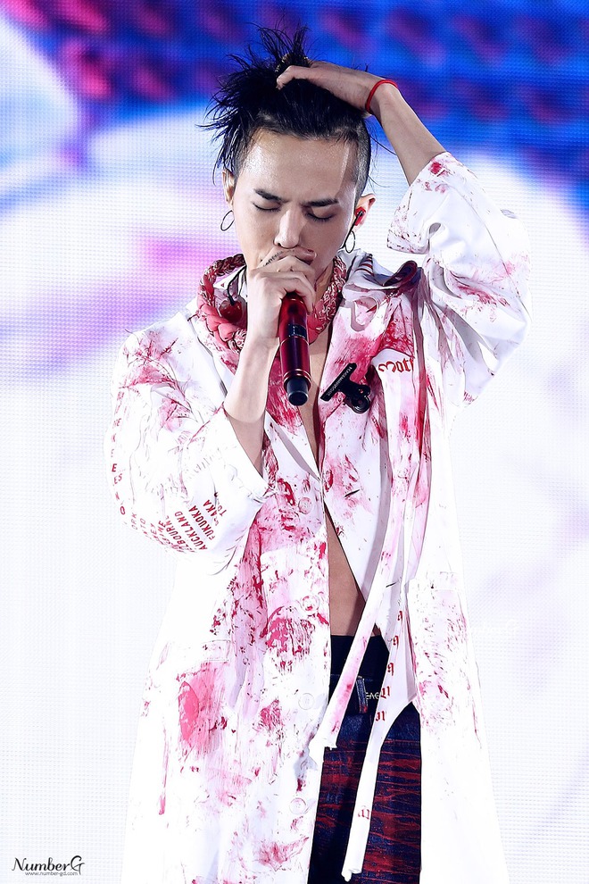 Loạt ảnh siêu ảo từ concert G-Dragon: Lúc chất phát ngất, lúc cười tít mắt, áo trễ hở ti - Ảnh 18.