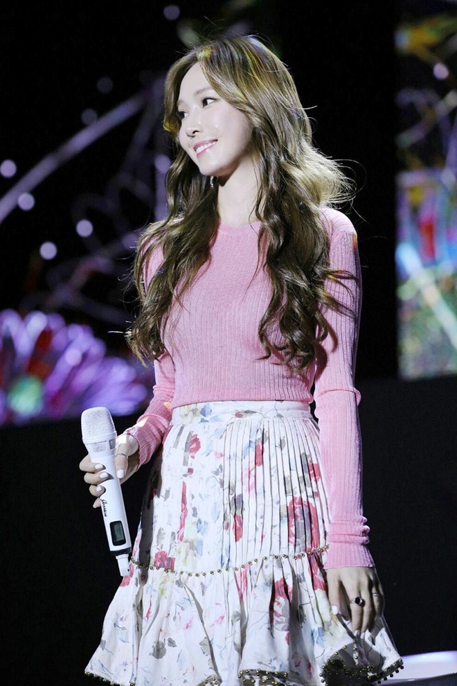 Không dùng mic chương trình, Jessica mang theo chiếc mic ruột 1,3 tỷ đồng đến Việt Nam biểu diễn - Ảnh 5.