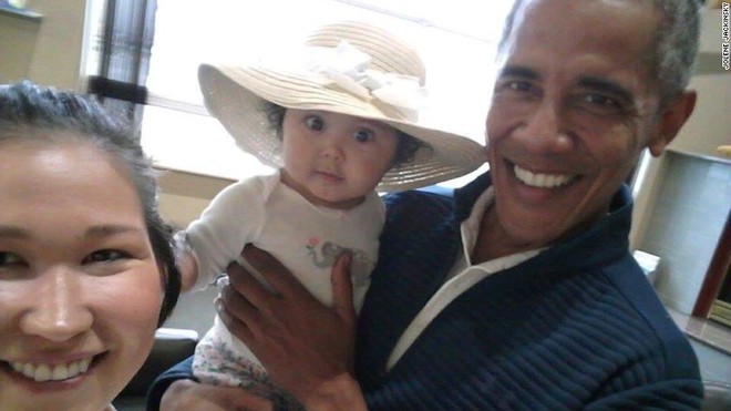 Ông Obama lại khiến mọi người chú ý và yêu mến khi chụp ảnh bế em bé - Ảnh 1.