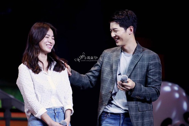 Ngất ngây vì cặp đôi Song Joong Ki - Song Hye Kyo, fan Trung quyết tung loạt ảnh ngọt hơn đường của hai người - Ảnh 1.