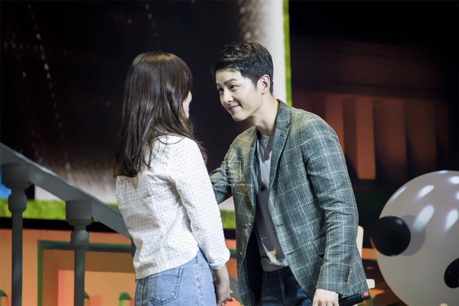 Ngất ngây vì cặp đôi Song Joong Ki - Song Hye Kyo, fan Trung quyết tung loạt ảnh ngọt hơn đường của hai người - Ảnh 2.