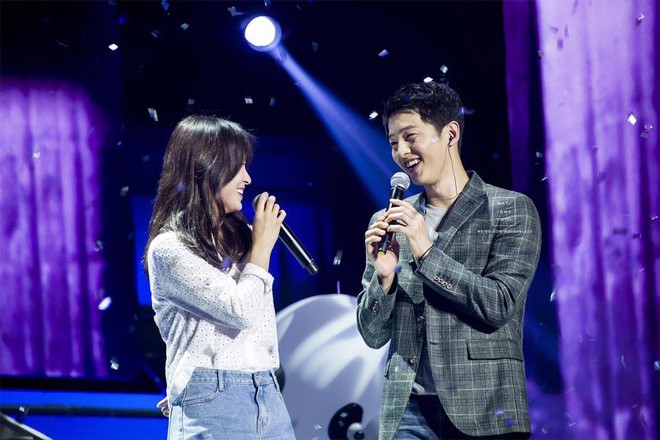 Ngất ngây vì cặp đôi Song Joong Ki - Song Hye Kyo, fan Trung quyết tung loạt ảnh ngọt hơn đường của hai người - Ảnh 4.