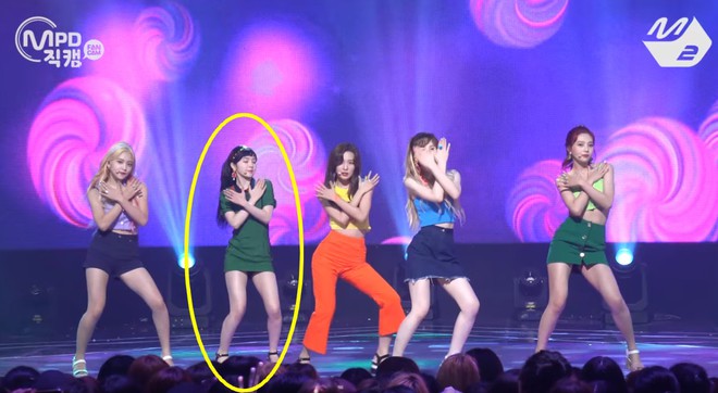 Fan tức giận khi Irene (Red Velvet) không thể tập trung biểu diễn vì còn lo... kéo váy - Ảnh 1.