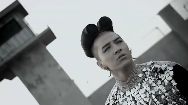 Taeyang vàng hoe trong MV mới, netizen: Thế này có gì mà lột xác? - Ảnh 4.