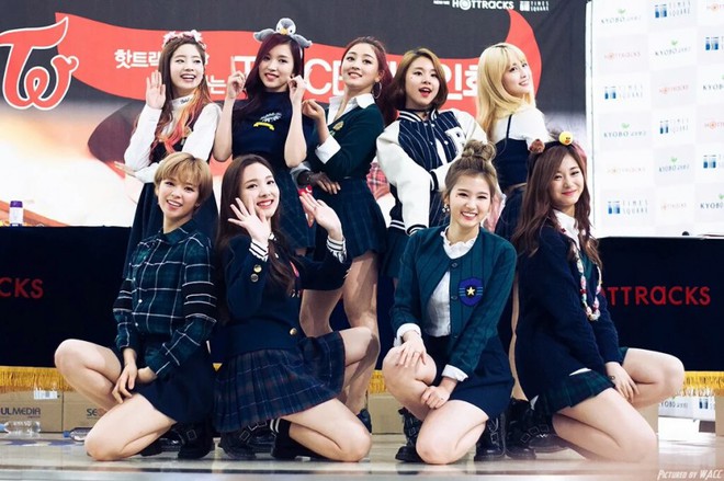 Nhật tiến 1 th&aacute;ng, TWICE b&aacute;n được hơn 200.000 bản album - Ảnh 1.