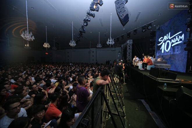 Clip: 2.500 fan vỡ òa với show kỉ niệm 10 năm ca hát của Da LAB - Ảnh 8.
