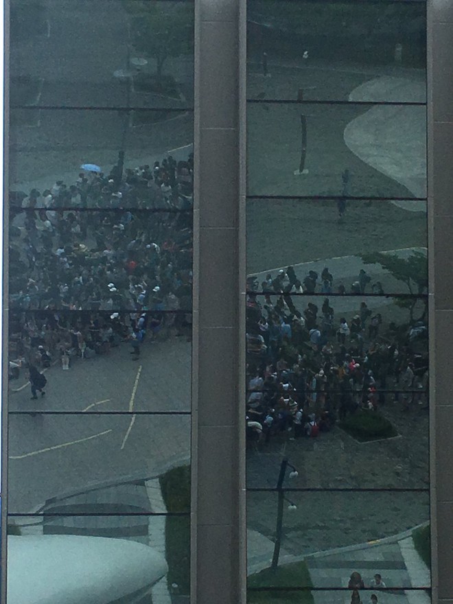 Hơn 600 fan đội mưa từ sáng sớm chờ sân khấu trở lại của SNSD - Ảnh 2.