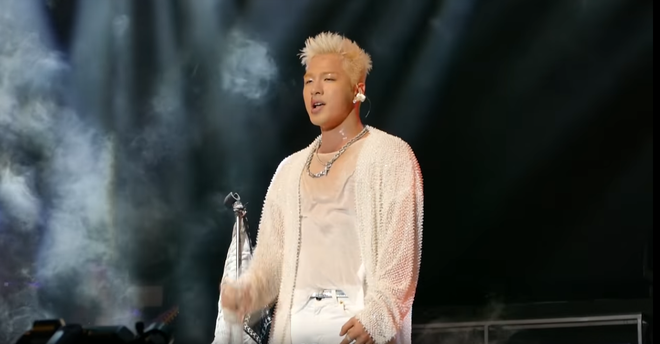 Biểu diễn qu&aacute; sung đến mức mic đập v&agrave;o mặt, Taeyang chảy m&aacute;u mũi ngay tr&ecirc;n s&acirc;n khấu - Ảnh 2.