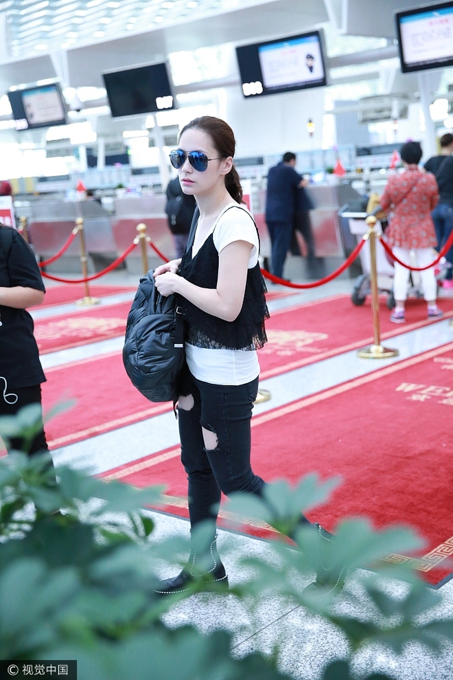 Chung H&acirc;n Đồng mặt lạnh, từ chối giao lưu khi lần đầu xuất hiện sau c&ocirc;ng bố hẹn h&ograve; với trai đẹp k&eacute;m 4 tuổi - Ảnh 5.