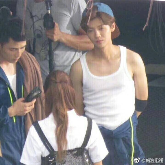 Si&ecirc;u cấp đ&aacute;ng y&ecirc;u: Luhan đắm đuối ngắm nh&igrave;n Quan Hiểu Đồng kh&ocirc;ng rời mắt, c&ograve;n chỉ đạo chuy&ecirc;n gia trang điểm cho bạn g&aacute;i thật đẹp - Ảnh 1.