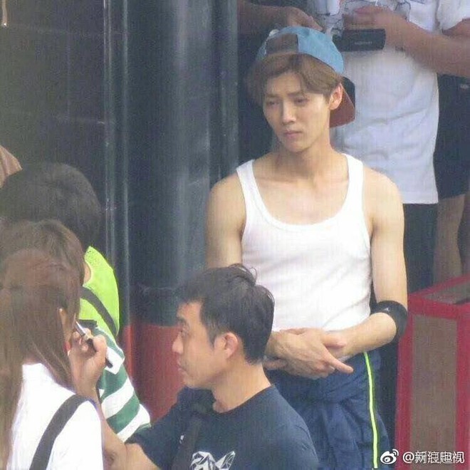 Si&ecirc;u cấp đ&aacute;ng y&ecirc;u: Luhan đắm đuối ngắm nh&igrave;n Quan Hiểu Đồng kh&ocirc;ng rời mắt, c&ograve;n chỉ đạo chuy&ecirc;n gia trang điểm cho bạn g&aacute;i thật đẹp - Ảnh 4.