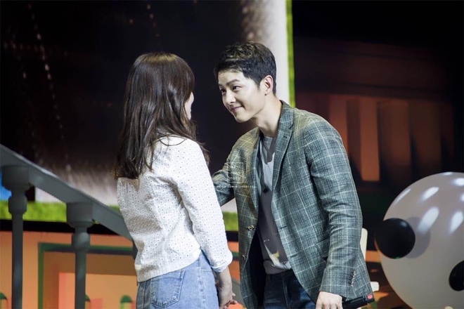 Trước khi lên xe hoa, Song Joong Ki - Song Hye Kyo đã khiến dân tình đảo điên với series khoảnh khắc tình bể bình - Ảnh 13.