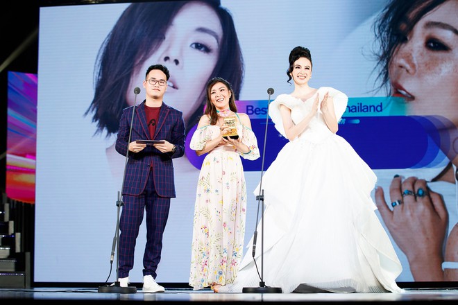 Ch&ugrave;m ảnh đẹp: Sống lại kh&ocirc;ng kh&iacute; đ&ecirc;m trao giải ho&agrave;nh tr&aacute;ng MAMA 2017 tại Việt Nam tối 25/11 - Ảnh 17.