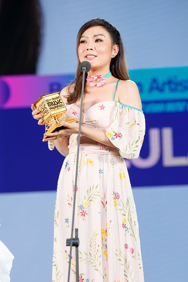 Ch&ugrave;m ảnh đẹp: Sống lại kh&ocirc;ng kh&iacute; đ&ecirc;m trao giải ho&agrave;nh tr&aacute;ng MAMA 2017 tại Việt Nam tối 25/11 - Ảnh 18.