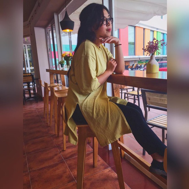 Fan nữ được Sơn T&ugrave;ng &ocirc;m eo, kho&aacute;c vai tr&ecirc;n s&acirc;n khấu fan-meeting l&agrave; ai? - Ảnh 8.