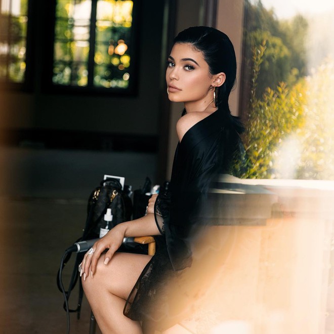 Kylie Jenner trên mạng ảo tung chảo, ngoài đời lộ mặt mộc kém xinh - Ảnh 6.