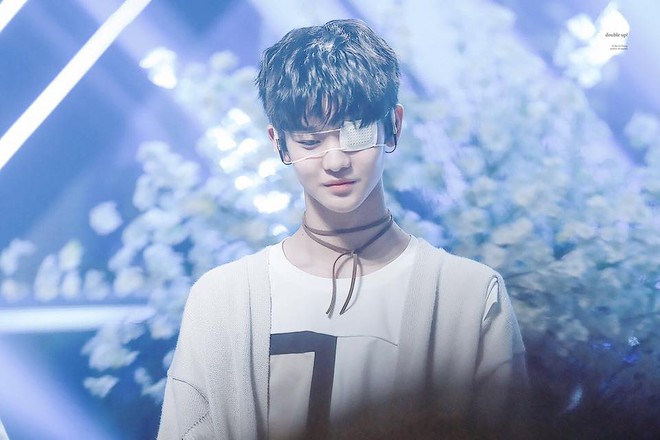 Ai cũng tưởng hot boy Produce 101 bịt mắt cho ngầu, nhưng đây mới là sự thật! - Ảnh 9.