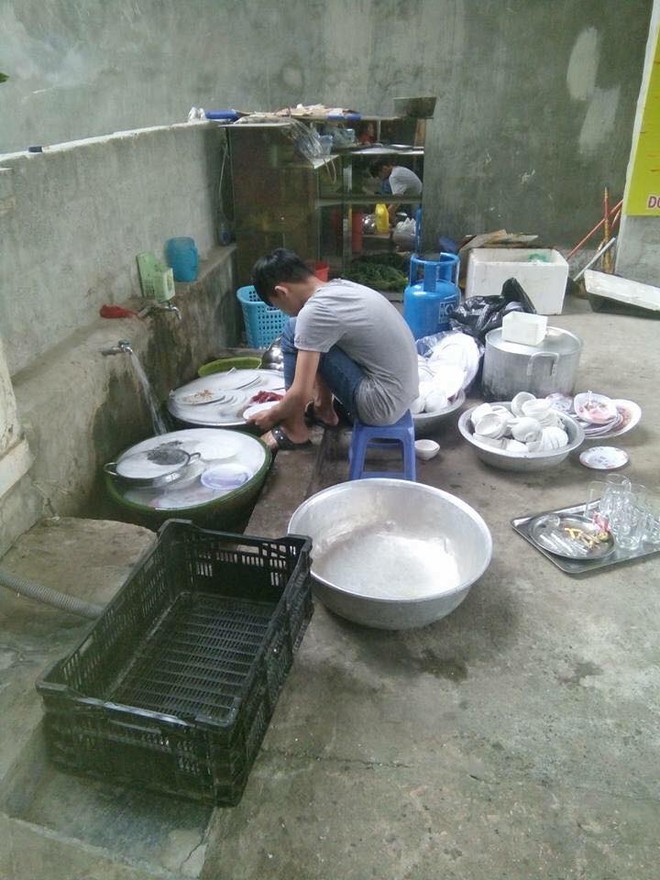 Đi ăn cỗ, chàng trai một mình rửa 6 mâm bát đĩa vì chị gái đau tay - Ảnh 3.