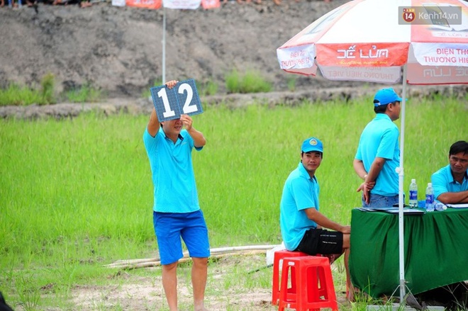 Chùm ảnh: Những pha té ngã không thương tiếc trên đường đua bò vùng Bảy Núi - Ảnh 10.