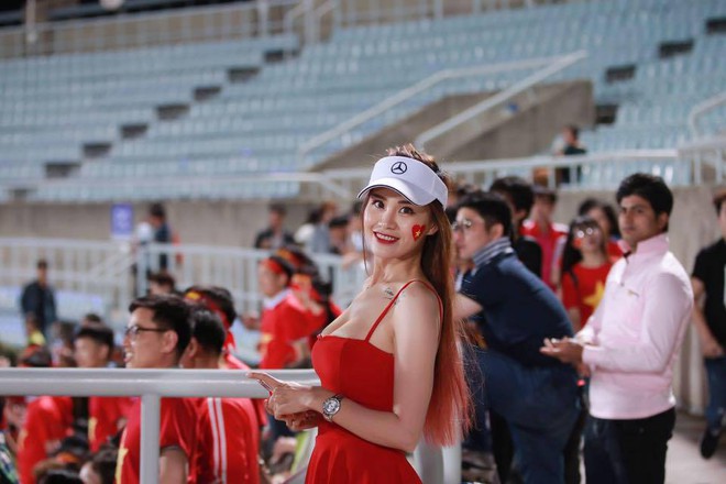 Fan nữ Việt Nam gây sốt trên khán đài World Cup vì quá sexy - Ảnh 5.