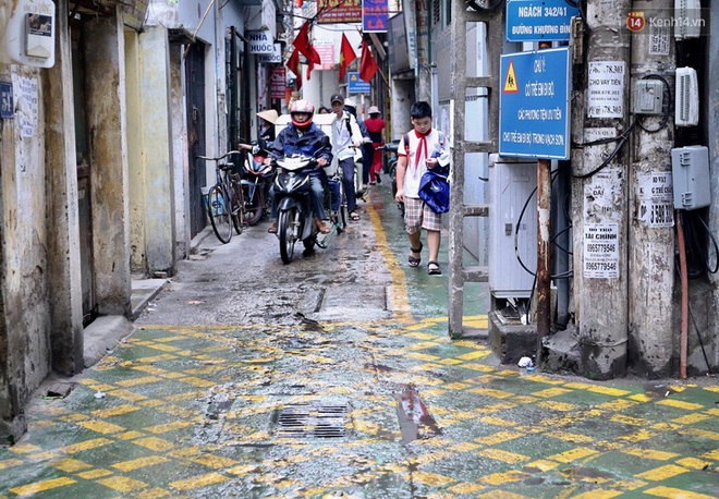 Con ngõ nhỏ dễ thương với làn đường ưu tiên cho trẻ em đầu tiên ở Hà Nội - Ảnh 2.