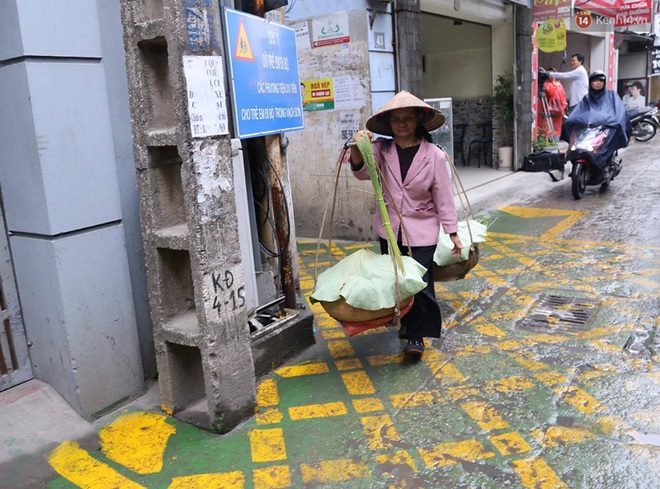 Con ngõ nhỏ dễ thương với làn đường ưu tiên cho trẻ em đầu tiên ở Hà Nội - Ảnh 4.