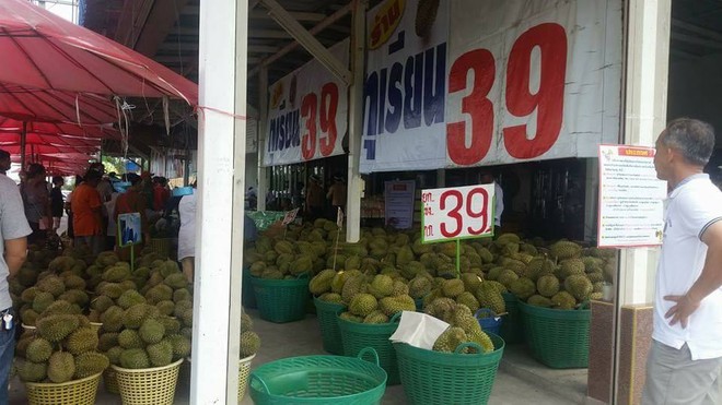 Cả khu chợ bỗng chốc thu b&eacute; lại vừa bằng d&agrave;n trai đẹp 6 m&uacute;i đứng b&aacute;n sầu ri&ecirc;ng - Ảnh 2.