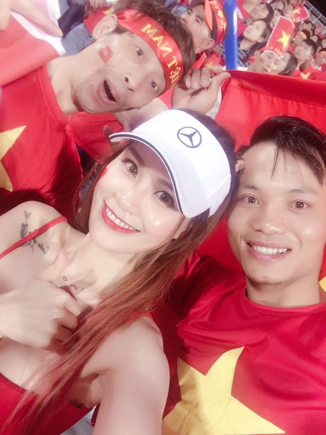 Fan nữ Việt Nam gây sốt trên khán đài World Cup vì quá sexy - Ảnh 4.