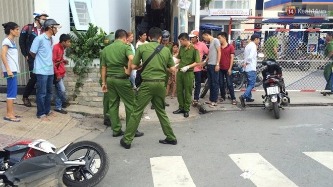 Hai nam thanh niên nguy kịch sau màn quyết chiến trên đường phố Sài Gòn - Ảnh 2.