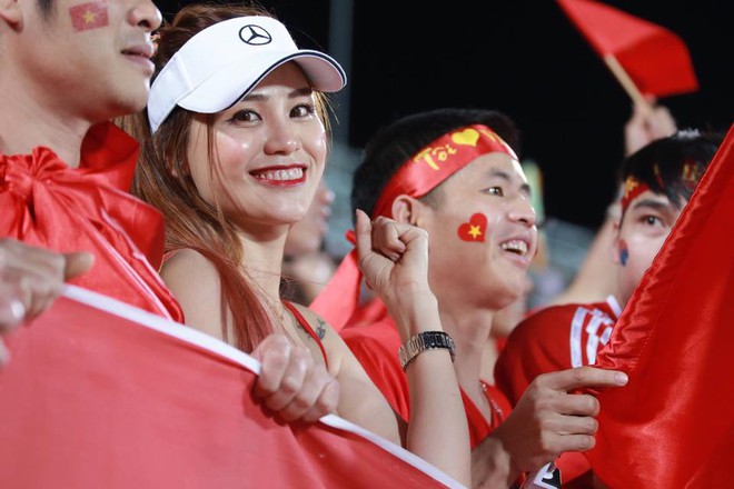 Fan nữ Việt Nam gây sốt trên khán đài World Cup vì quá sexy - Ảnh 7.