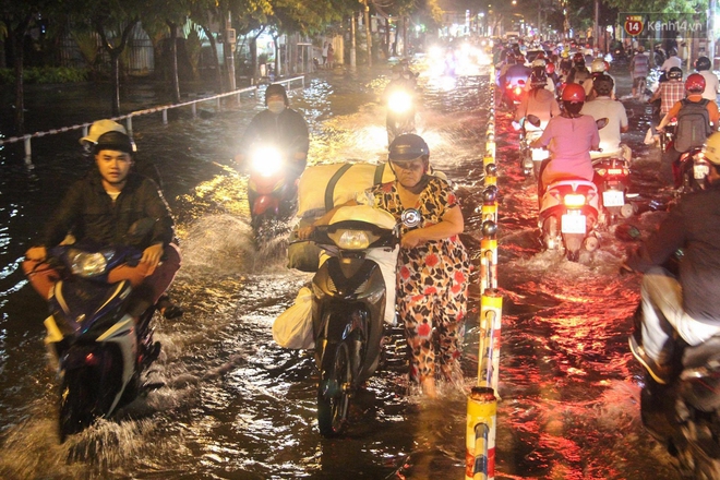 Người Sài Gòn không dám về nhà vì đường phố biến thành sông sau cơn mưa kéo dài hơn 1 tiếng - Ảnh 2.